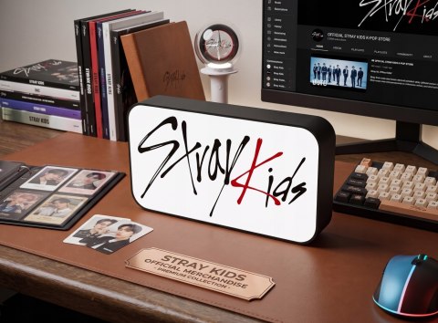 Lampka LED z logo Stray Kids, podświetlenie RGB